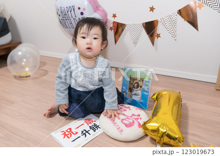日本人の1歳の女の子の誕生日パーティー 一升餅 日本人の1歳の女の子の誕生日パーティー 一升餅 123019673