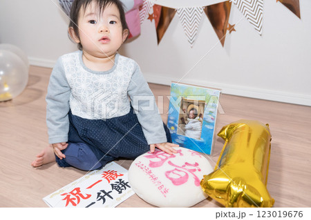 日本人の1歳の女の子の誕生日パーティー	一升餅 123019676