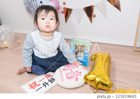 日本人の1歳の女の子の誕生日パーティー	一升餅 123019683