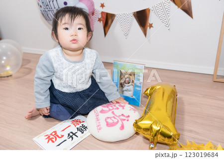 日本人の1歳の女の子の誕生日パーティー 一升餅 日本人の1歳の女の子の誕生日パーティー 一升餅 123019684