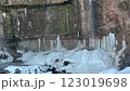 凍り付いた滝 123019698