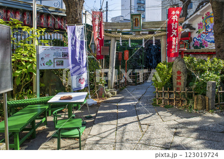 東京都台東区千束　仲之町通り　吉原弁財天本宮 123019724