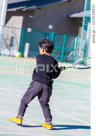 テニスをする男の子 幼児 テニスをする男の子 幼児 123019935