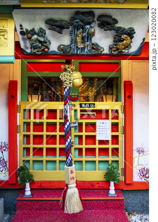 東京都台東区千束　仲之町通り　吉原弁財天本宮　拝殿 123020082