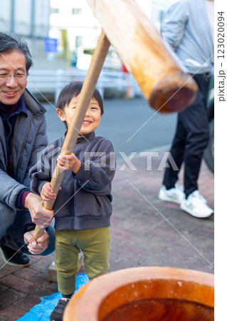 親子で餅つき 親子で餅つき 123020094