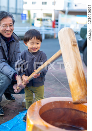 親子で餅つき 123020095