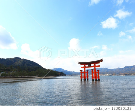 世界遺産に登録されている宮島の大鳥居 123020122