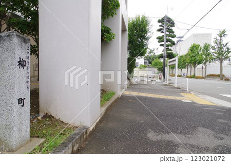 信州 松本市市街地 旧町名標識 「柳町」(やなぎまち)近傍の光景 信州 松本市市街地 旧町名標識 「柳町」(やなぎまち)近傍の光景 123021072