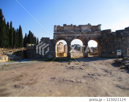 トルコ　パムッカレ　ヒエラポリス遺跡　ジオラマ風 123021124