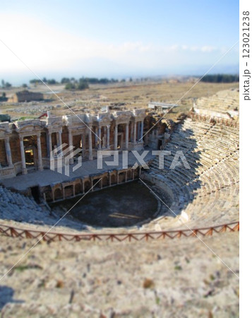 トルコ　パムッカレ　ヒエラポリス遺跡のローマ劇場　ジオラマ風 123021238