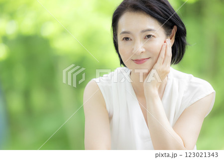 ビューティー　微笑むミドル女性 123021343