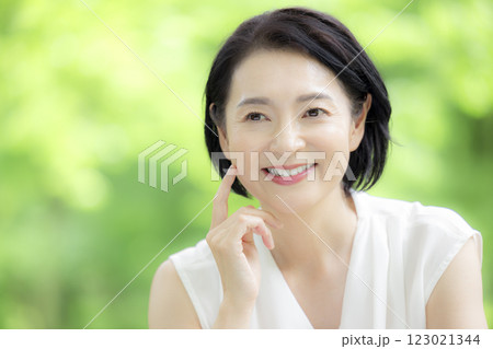 ビューティー　微笑むミドル女性 123021344