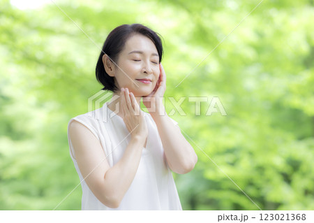 ビューティー 微笑むミドル女性 ビューティー 微笑むミドル女性 123021368