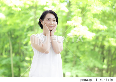 ビューティー 微笑むミドル女性 ビューティー 微笑むミドル女性 123021416