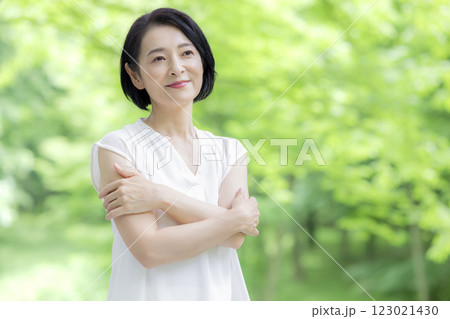 ビューティー　微笑むミドル女性 123021430