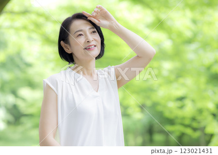 ビューティー　微笑むミドル女性 123021431