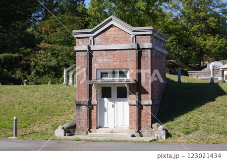 信州　松本の文化財　松本市水道局  島内第一水源地の施設群　「旧配水池」大正期の建設 123021434