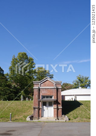 信州　松本の文化財　松本市水道局  島内第一水源地の施設群　「旧配水池」大正期の建設 123021435