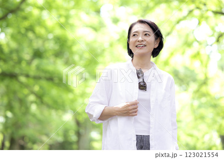 公園で散歩するミドル女性 123021554