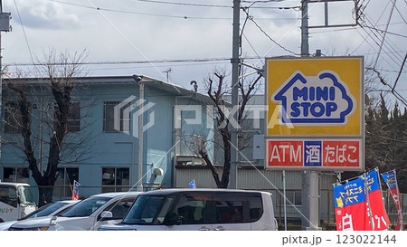 ミニストップの看板 123022144