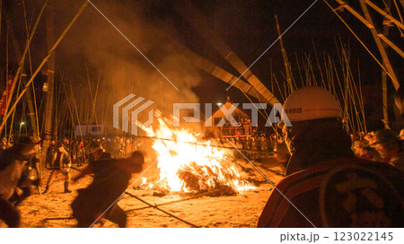 六郷の竹うち　第三回戦　秋田県　美郷町 123022145