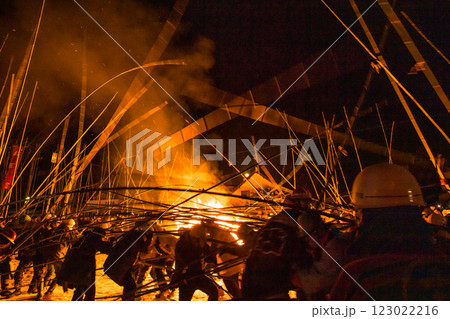 六郷の竹うち　興奮の第三回戦　秋田県　美郷町 123022216