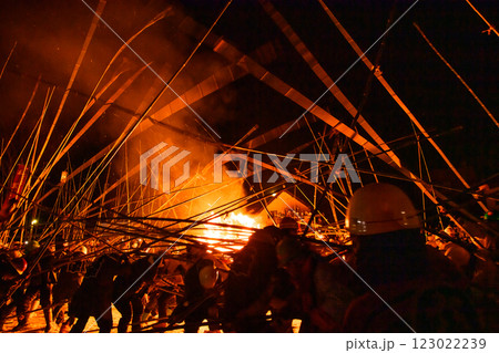 六郷の竹うち 興奮の第三回戦 秋田県 美郷町 六郷の竹うち 興奮の第三回戦 秋田県 美郷町 123022239