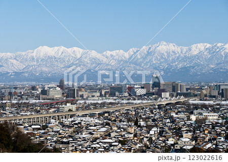 雪景色富山市街地と北アルプスの山並み2025年 雪景色富山市街地と北アルプスの山並み2025年 123022616