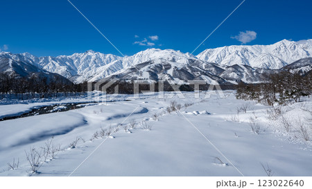 冬の北アルプスと山並み 長野県白馬村 冬の北アルプスと山並み 長野県白馬村 123022640