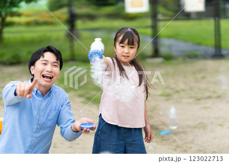シャボン玉で遊ぶ親子 123022713