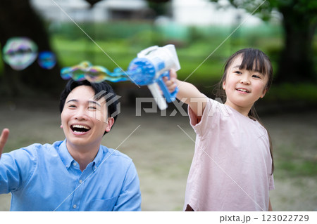 シャボン玉で遊ぶ親子 シャボン玉で遊ぶ親子 123022729