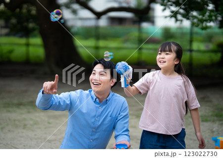 シャボン玉で遊ぶ親子 シャボン玉で遊ぶ親子 123022730