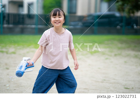 シャボン玉で遊ぶ女の子 シャボン玉で遊ぶ女の子 123022731