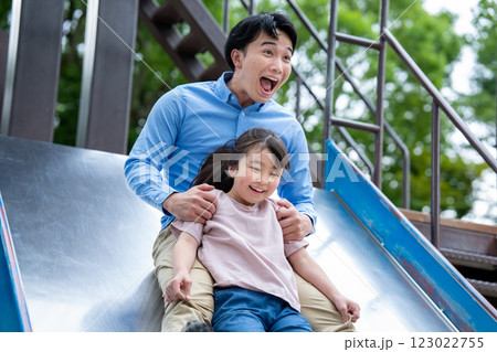滑り台で遊ぶ親子 123022755