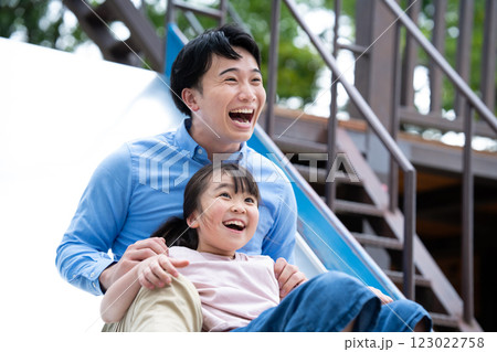 滑り台で遊ぶ親子 123022758
