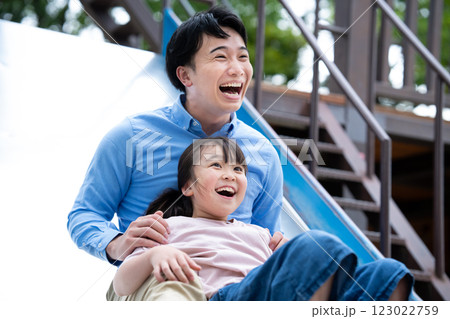 滑り台で遊ぶ親子 123022759