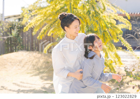 庭で遊ぶ2人の女性 123022829