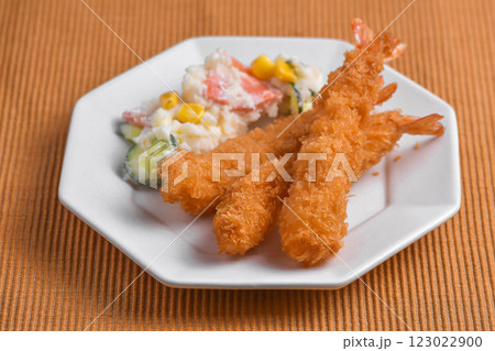 海老フライとポテトサラダ 123022900