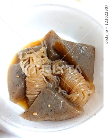 こんにゃくとシラタキの煮物 123022907