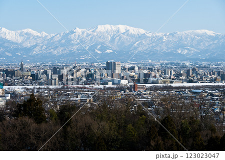 冠雪の北アルプス薬師岳と雪化粧の富山市街地2025.2.15撮影 冠雪の北アルプス薬師岳と雪化粧の富山市街地2025.2.15撮影 123023047
