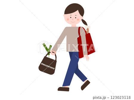 買い物袋を持った女性 123023118