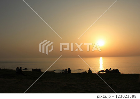秋田男鹿半島 入道崎で眺める夕日 123023399