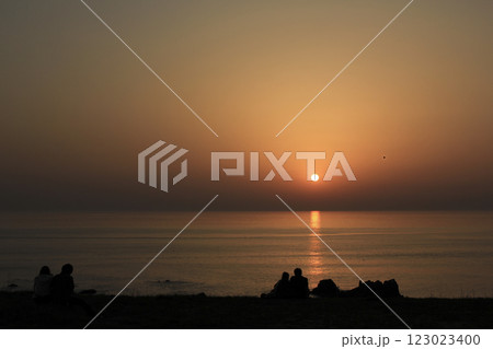 秋田男鹿半島 入道崎で眺める夕日 秋田男鹿半島 入道崎で眺める夕日 123023400