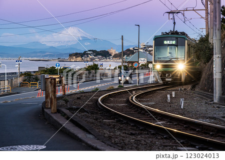鎌倉市七里ガ浜から朝焼けの富士山と江ノ電 123024013