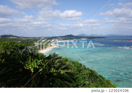 沖縄県 伊是名島 伊是名城跡より仲田港を望む 沖縄県 伊是名島 伊是名城跡より仲田港を望む 123024106