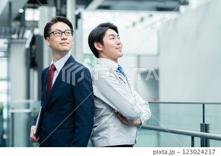 オフィスで働くビジネスマン【撮影協力:スカパー東京メディアセンター】 オフィスで働くビジネスマン【撮影協力:スカパー東京メディアセンター】 123024217