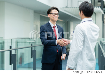 握手をするビジネスマン【撮影協力：スカパー東京メディアセンター】 123024221