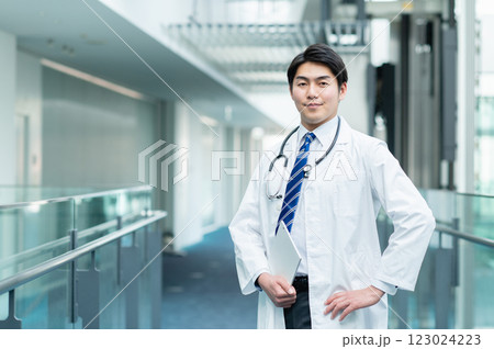 白衣の若い男【撮影協力：スカパー東京メディアセンター】 123024223