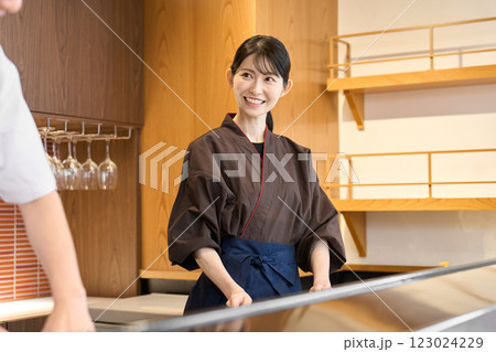 楽しく働く和食の従業員 123024229