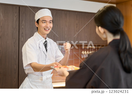 応援をする和食の料理人 123024231